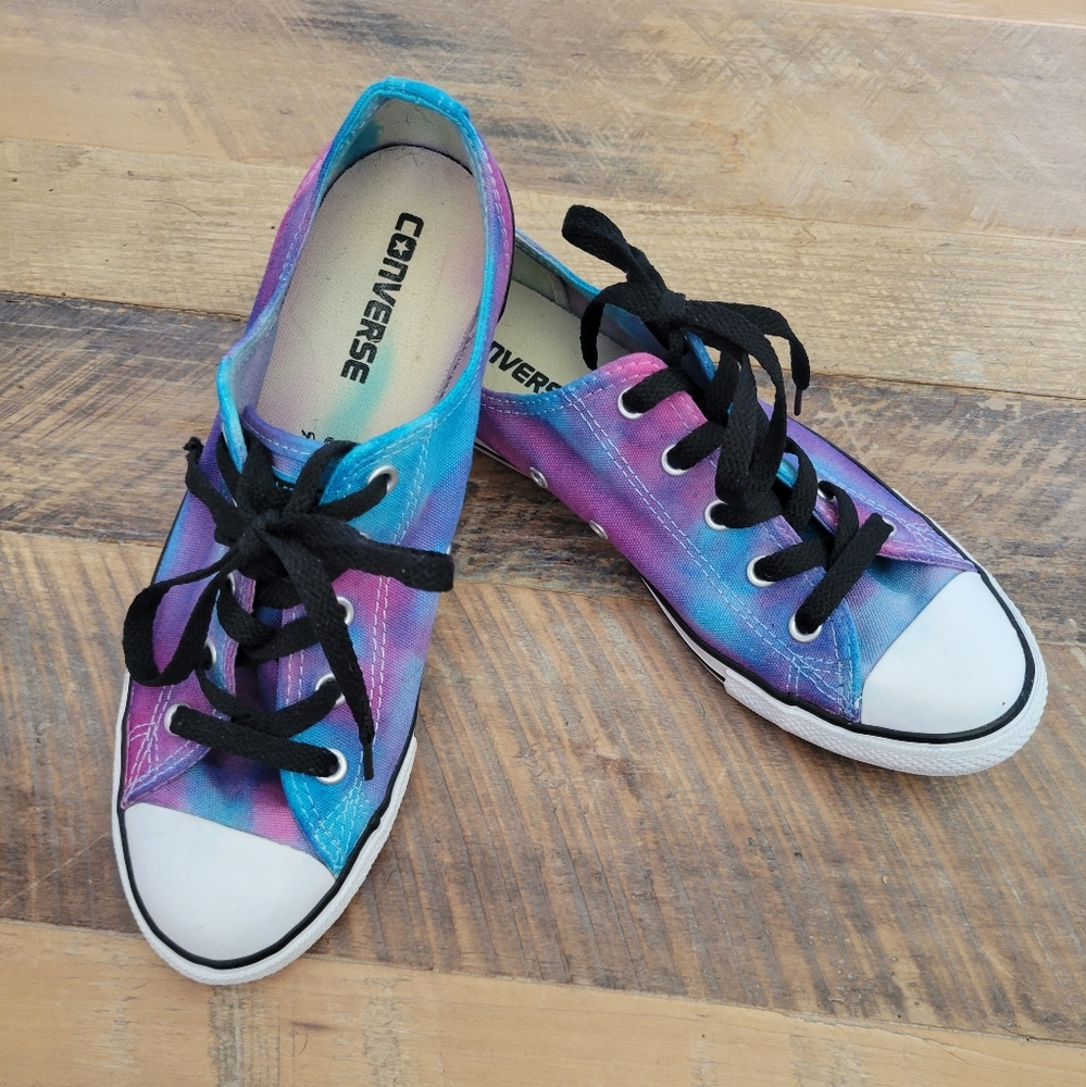 Size 8 tie dyed Women's sneakers.